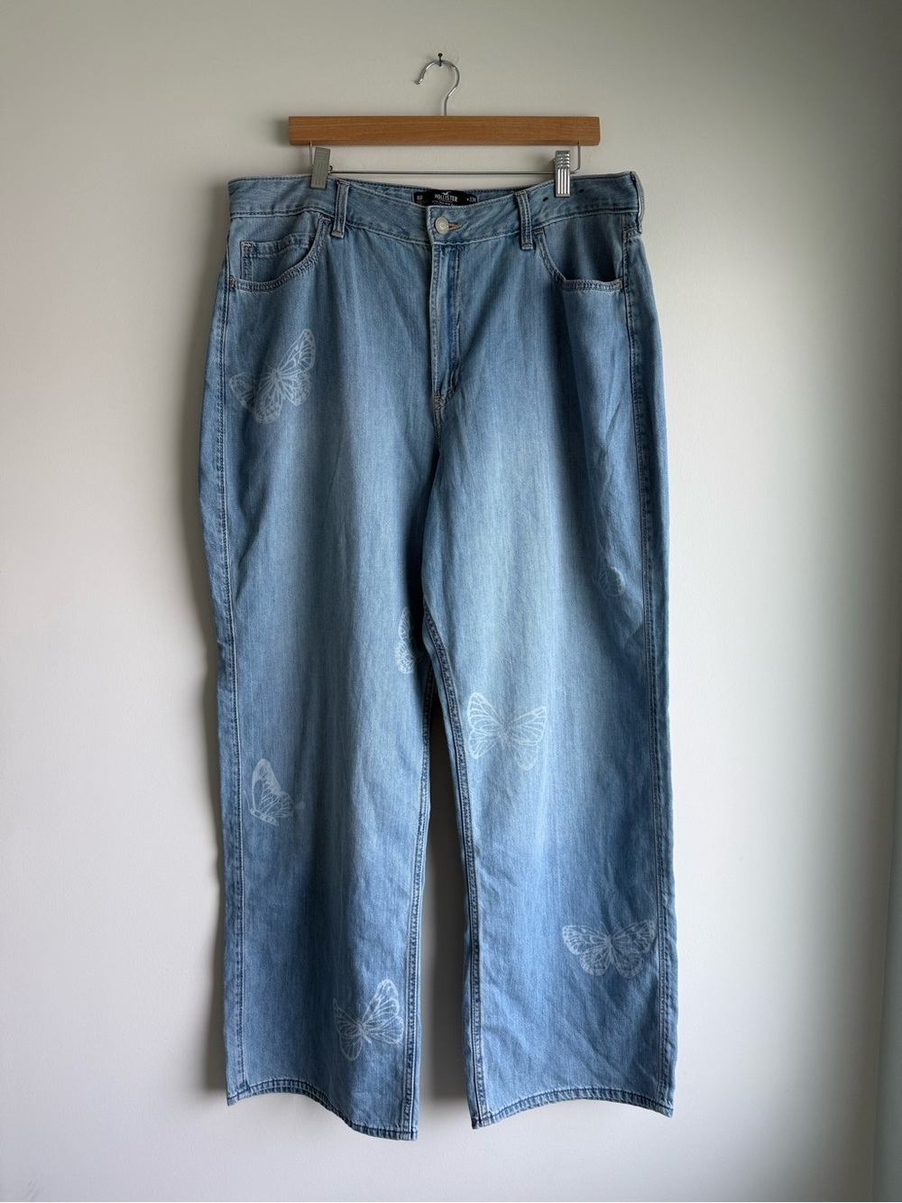 Hollister Ultra High Rise Baggy Butterfly Print Jeans W33